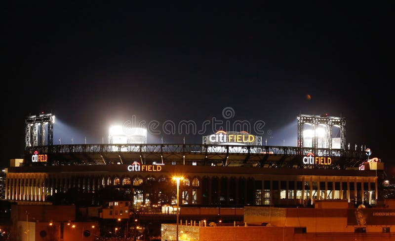 Campo de Citi, casa da equipe de Liga Nacional de Basebol os New York Mets na noite imagem de stock Campo de Citi, casa da equipe de Liga Nacional de Basebol os New York Mets na noite imagem de stock