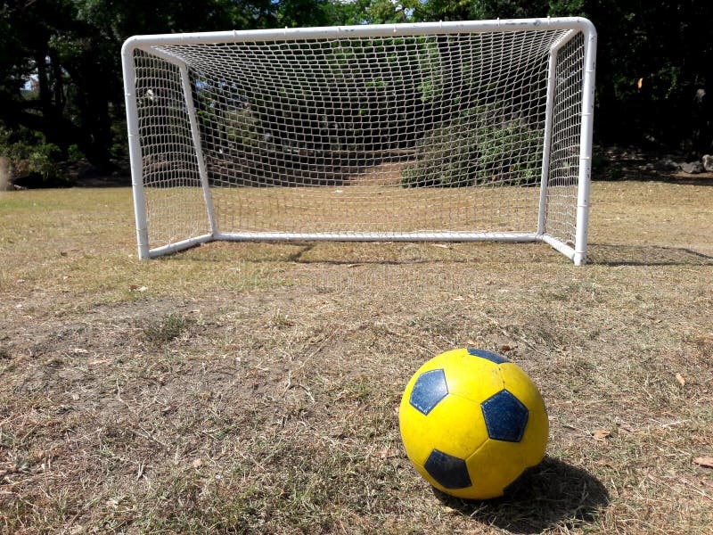 Campo De Fútbol Para Niños En El Pasto Escolar. Cierre De La Portería Blanca  Y La Pelota De Fútbol Amarilla. Salí Al Sol Al Mediod Foto de archivo -  Imagen de exterior