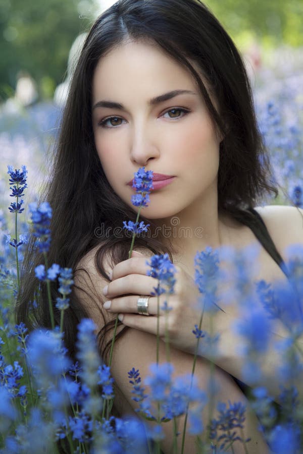 Campo de flor hermoso del azul de la mujer joven i imagen de archivo Campo de flor hermoso del azul de la mujer joven i imagen de archivo