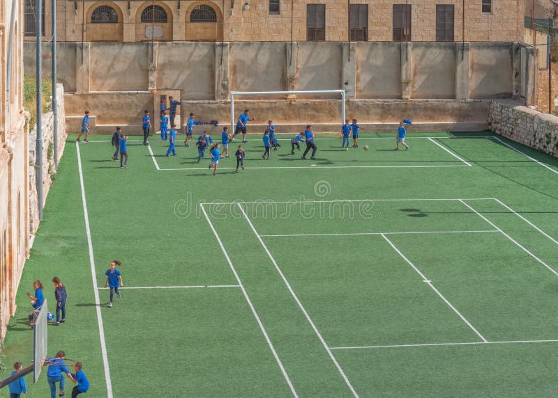 Campo De Futebol Na Velha Cidade De Jerusalem. Jogo Infantil Foto de Stock  Editorial - Imagem de objetivo, verde: 210147003