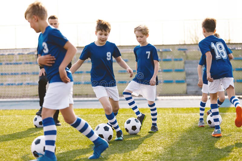 Campo de fútbol para niños. los niños practican la deriva en un campo. los jugadores desarrollan buenas habilidades para jugar al fotos de archivo libres de regalías