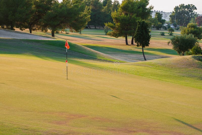 Campo de golf en la puesta del sol, club de golf vacío imagen de archivo libre de regalías Campo de golf en la puesta del sol, club de golf vacío imagen de archivo libre de regalías