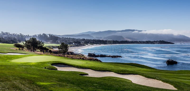 Campo de golf de playa de guijarros monterey california usa
