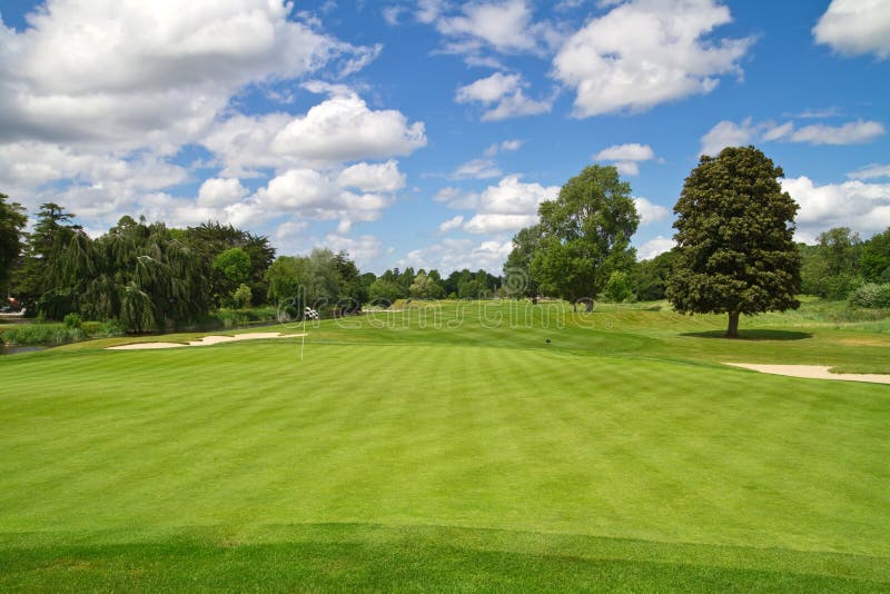 Campo de golfe idílico foto de stock royalty free