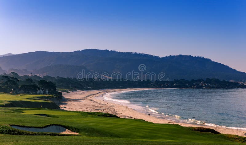 Campo de golfe de Pebble Beach, Monterey, Califórnia, EUA imagem de stock royalty free Campo de golfe de Pebble Beach, Monterey, Califórnia, EUA imagem de stock royalty free