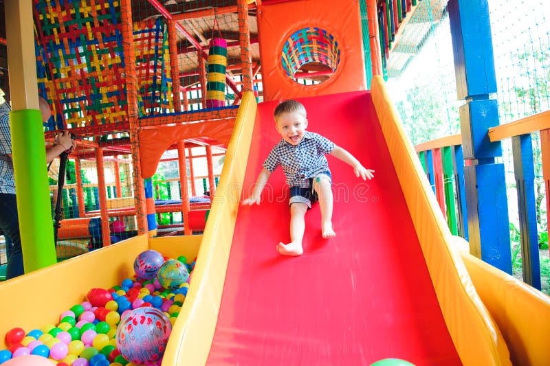 Bolas coloridas em um campo de jogo interno infantil