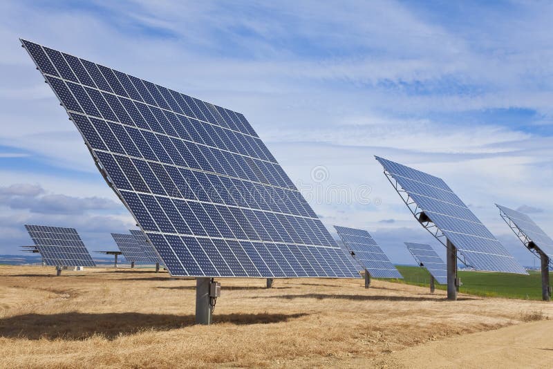 Campo De Los Solares Fotovoltaicos De La Verde Imagen de archivo - Imagen de ambiente, fotovoltaico: 14757443