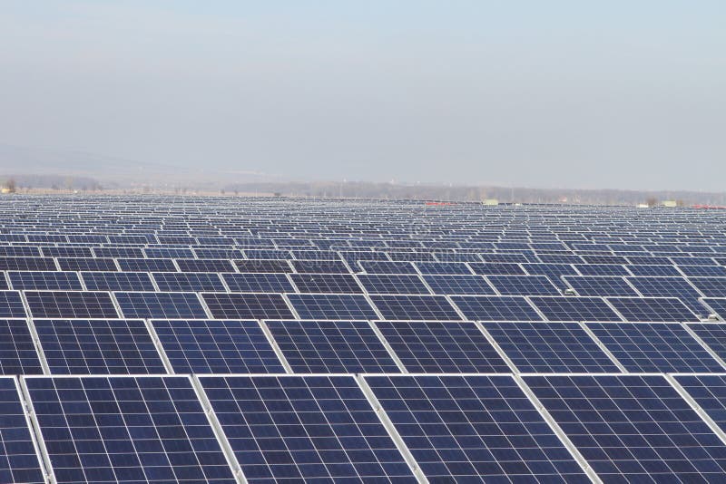 Campo Los Paneles Solares Fotovoltaicos De La Energía Verde Imagen de archivo - Imagen de asoleado, grande: 34963901