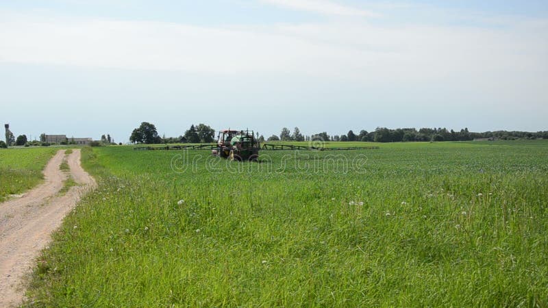 Campo de los rociadores del tractor