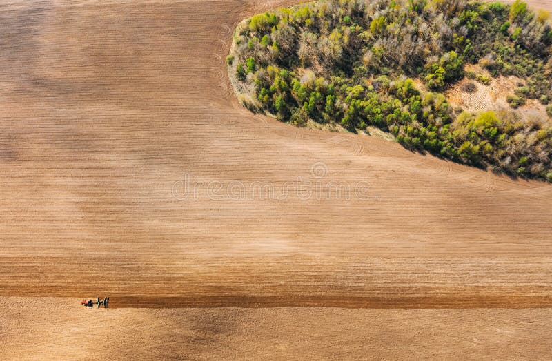 Campo de reflexión del tractor en primavera Inicio De La Temporada Agrícola Cultivador Expulsado Por Un Tractor En El Campo Rural fotos de archivo Campo de reflexión del tractor en primavera Inicio De La Temporada Agrícola Cultivador Expulsado Por Un Tractor En El Campo Rural fotos de archivo