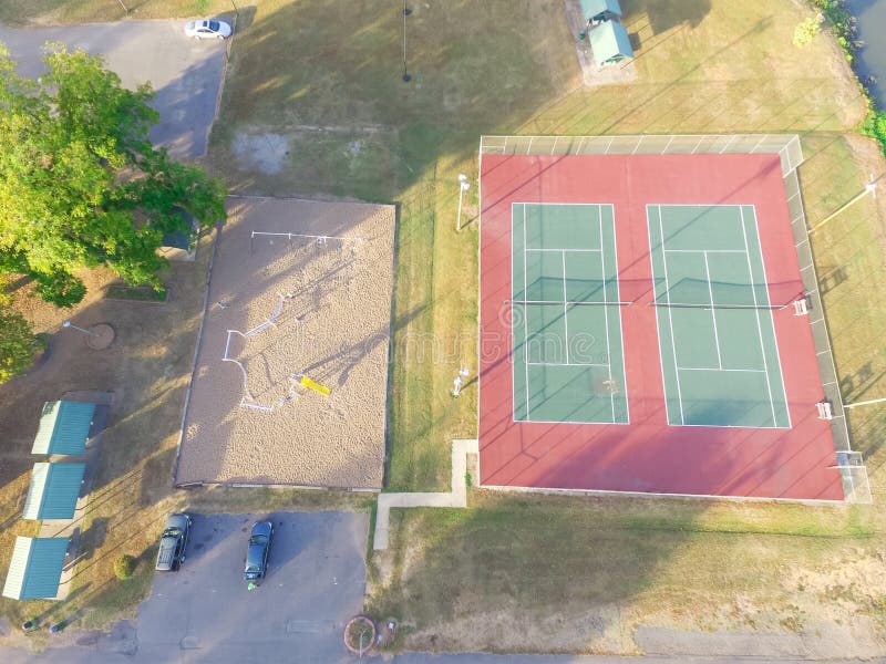 Campo de tenis aéreo en el parque público en Ozark, Arkansas, los E.E.U.U. fotografía de archivo libre de regalías Campo de tenis aéreo en el parque público en Ozark, Arkansas, los E.E.U.U. fotografía de archivo libre de regalías