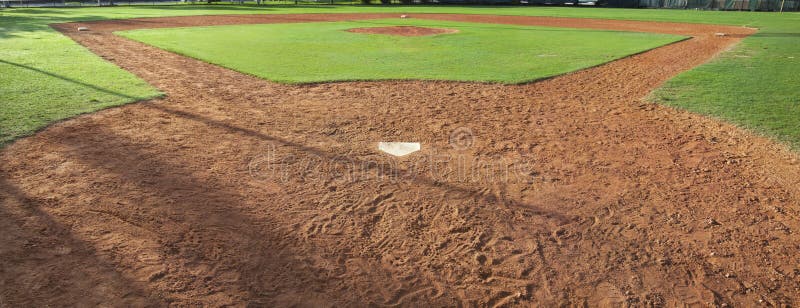 Campo di baseball della gioventù osservato da dietro il piatto domestico