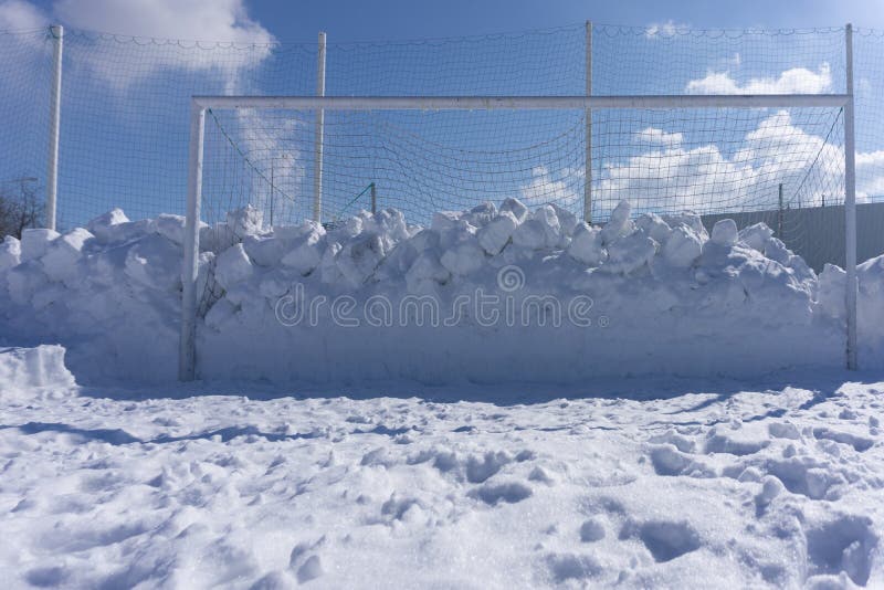 Campo Di Calcio Del Campo Da Calcio Nella Neve Di Inverno Fotografia Stock  - Immagine di obiettivo, nave: 118159310