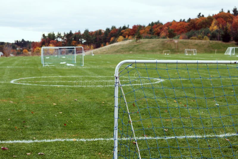 Campo di calcio della gioventù immagine stock libera da diritti Campo di calcio della gioventù immagine stock libera da diritti
