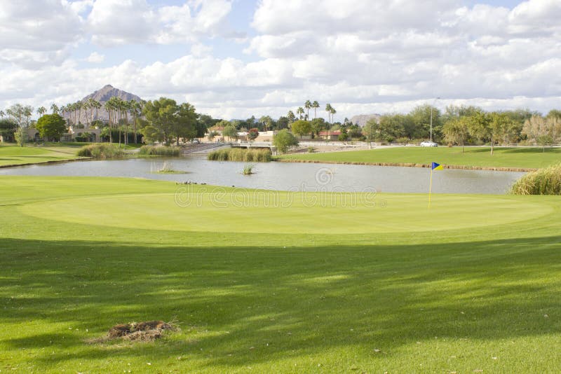 Campo de golfe com lago imagem de stock
