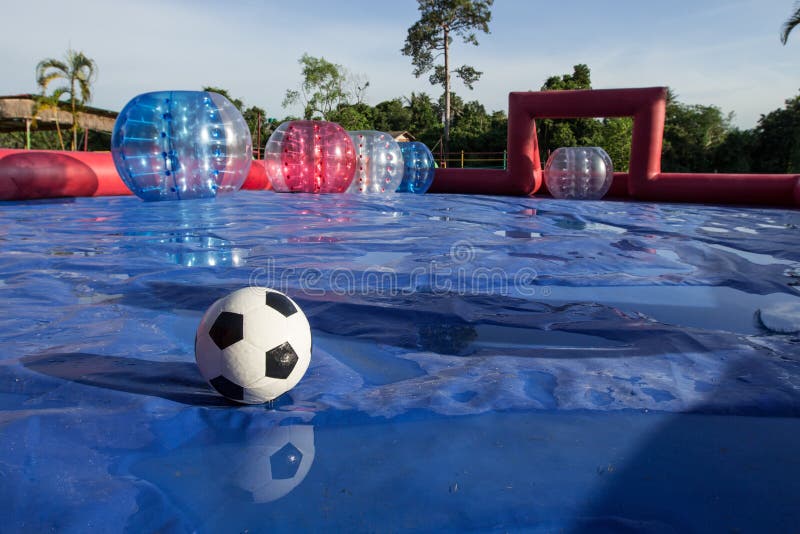 Jogo em campo em balões transparentes jogo de bola de futebol em