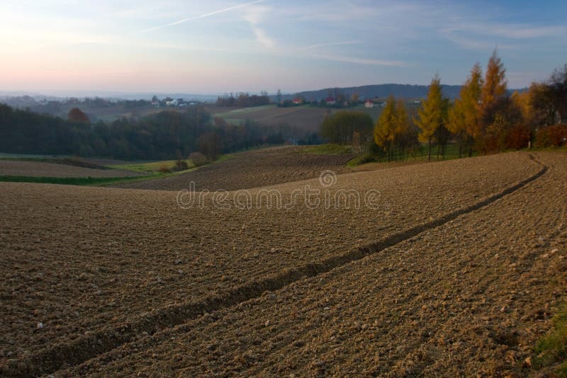 Campo entre uma reunião de dois rios imagens de stock Campo entre uma reunião de dois rios imagens de stock
