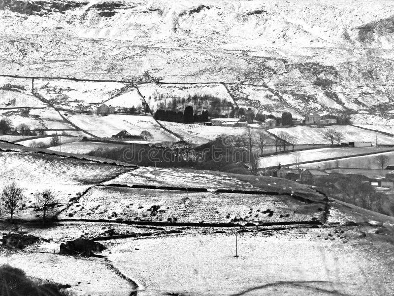 Campo nevado de Yorkshire con paisaje de la paramera imagen de archivo libre de regalías Campo nevado de Yorkshire con paisaje de la paramera imagen de archivo libre de regalías