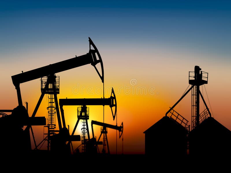 Campo petrolífero en la puesta del sol cerca del tanque de almacenaje fotografía de archivo