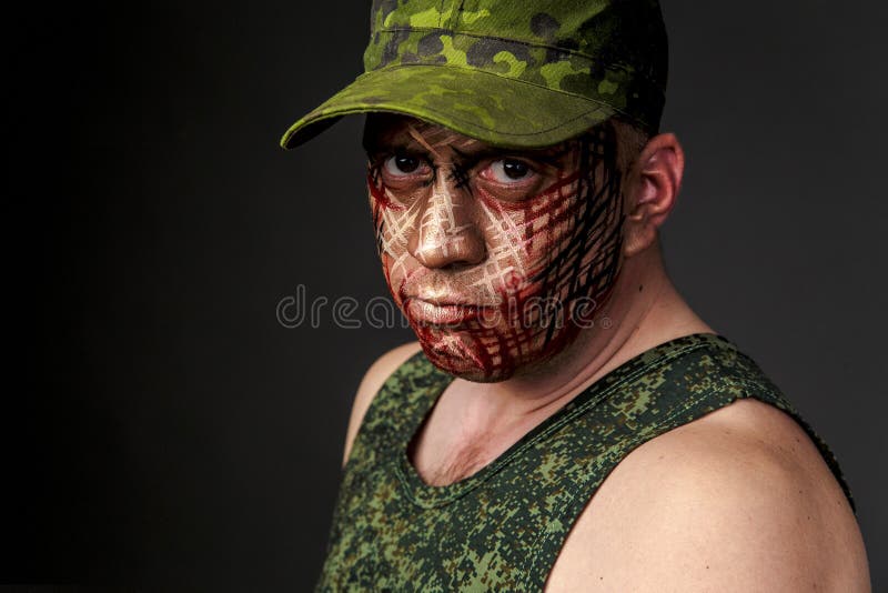Camuflagem militar do estilo na cara do ` s do soldado imagem de stock Camuflagem militar do estilo na cara do ` s do soldado imagem de stock