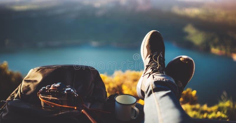 Caméra de touristes de photo de sac à dos de pieds de trekking de vue dans l'automobile sur la montagne panoramique de paysage de images libres de droits Caméra de touristes de photo de sac à dos de pieds de trekking de vue dans l'automobile sur la montagne panoramique de paysage de images libres de droits