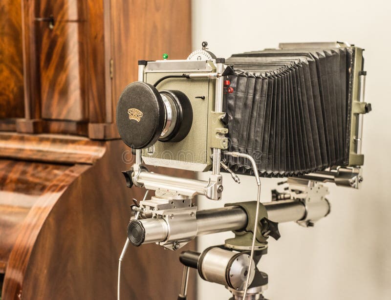 Caméra de vue analogue professionnelle de grand format avec la lentille et soufflet sur le trépied. Grand 4x5 avance l'ancienne caméra de vue de grand format avec un soufflet noirs en cuir et la lentille petit à petit avec le volet compur monté sur les rails et le trépied. Grande mais très polyvalent caméra de film avec des possibilités illimitées de création d'image professionnelle dans le domaine de la photographie artistique classique dans le studio et l'extérieur. Logo sur la tasse de lentille visible.