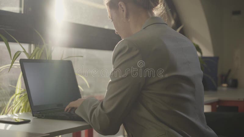 Caméra se relever des jambes du caucase femelles à la jeune femme rousse tapant sur le clavier d'ordinateur portable Businesslady banque de vidéos