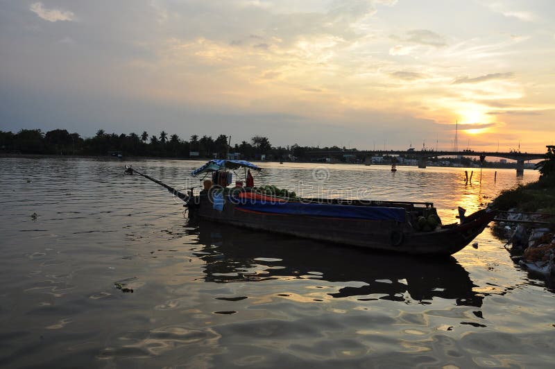 Can Tho, Vietnam Bateau sur le Mekong par coucher du soleil photographie stock libre de droits Can Tho, Vietnam Bateau sur le Mekong par coucher du soleil photographie stock libre de droits