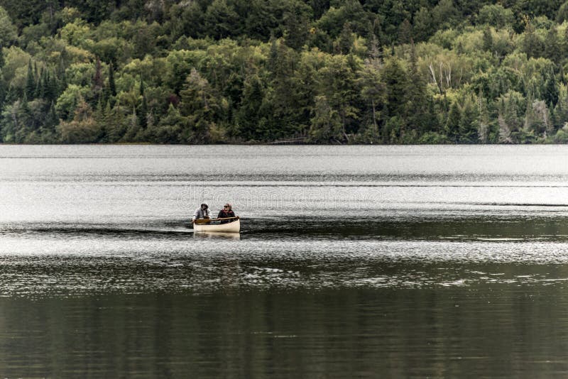 Canada Ontario See von zwei Flüsse Paaren auf ein Kanu-Kanus auf dem Wasser Algonquin-Nationalpark lizenzfreie stockbilder Canada Ontario See von zwei Flüsse Paaren auf ein Kanu-Kanus auf dem Wasser Algonquin-Nationalpark lizenzfreie stockbilder