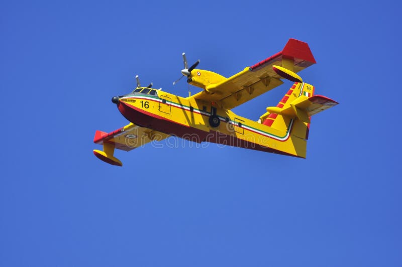 Canadair durante il volo. immagine stock. Immagine di ...