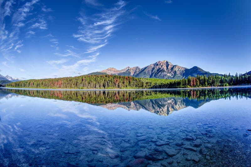 Canadees Landschap: Patricia Lake in Jasper National Park royalty-vrije stock foto Canadees Landschap: Patricia Lake in Jasper National Park royalty-vrije stock foto