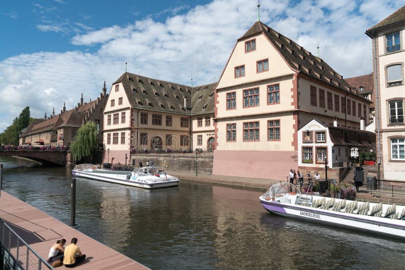 Canais de Estrasburgo com barcos prontos para visitar cruzeiros através da velha cidade fotografia de stock Canais de Estrasburgo com barcos prontos para visitar cruzeiros através da velha cidade fotografia de stock