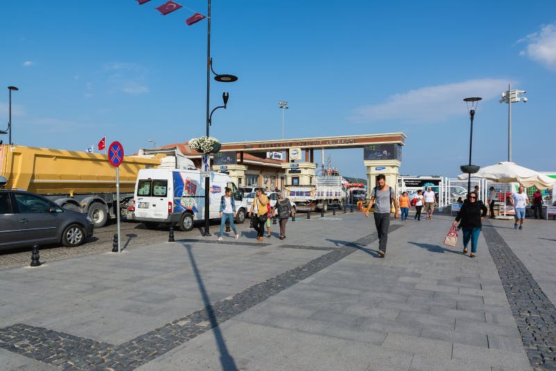 CANAKKALE, ТУРЦИЯ - 14-ОЕ АВГУСТА 2017: Вход к пристани парома Canakkale Азиатская сторона города на Дарданеллах плавает вдоль по стоковые фото CANAKKALE, ТУРЦИЯ - 14-ОЕ АВГУСТА 2017: Вход к пристани парома Canakkale Азиатская сторона города на Дарданеллах плавает вдоль по стоковые фото