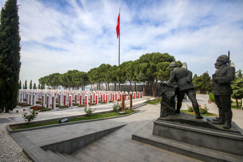 Canakkale, Турция - 26-ое мая 2019: Кладбище мучеников Canakkale мемориальное военное военный мемориал чествуя обслуживание около стоковые изображения rf Canakkale, Турция - 26-ое мая 2019: Кладбище мучеников Canakkale мемориальное военное военный мемориал чествуя обслуживание около стоковые изображения rf