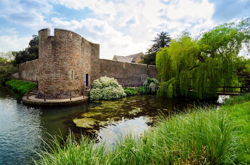Canal alrededor del palacio del ` s del obispo, Wells, Somerset Reino Unido en la primavera Seaso imágenes de archivo libres de regalías Canal alrededor del palacio del ` s del obispo, Wells, Somerset Reino Unido en la primavera Seaso imágenes de archivo libres de regalías