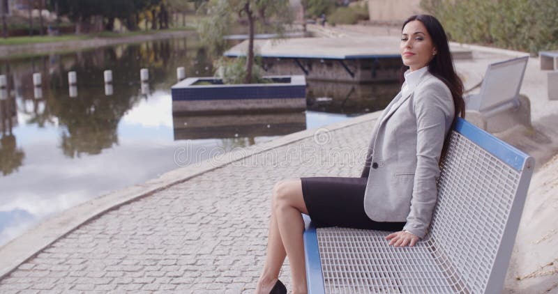 Canal cercano relajante de la mujer de negocios almacen de metraje de vídeo