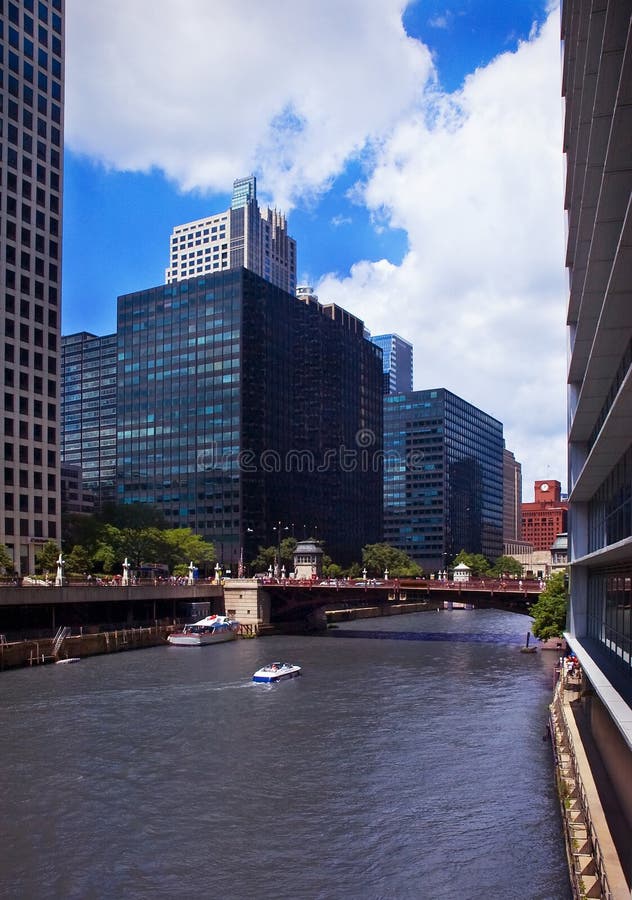 Canal in Chicago stock image. Image of offices, skyscrapers 10631481