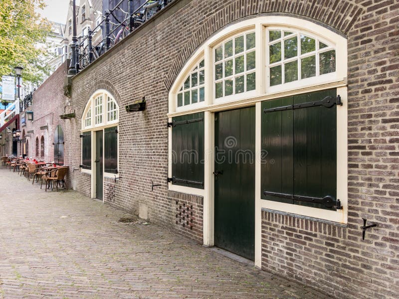 Canal d'Oudegracht de caves de quai, Utrecht, Pays-Bas photos libres de droits Canal d'Oudegracht de caves de quai, Utrecht, Pays-Bas photos libres de droits