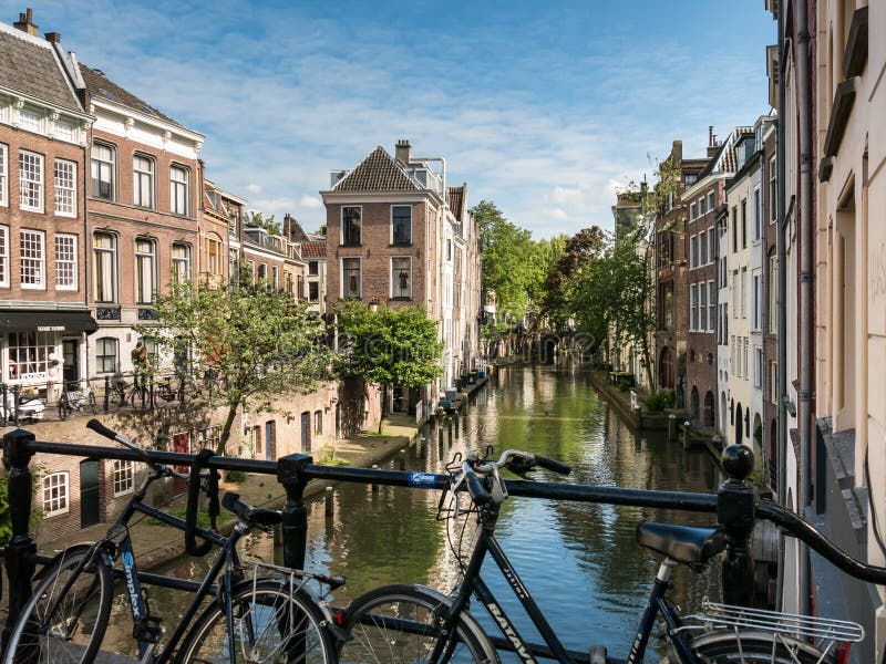 Canal d'Oudegracht et vélos, Pays-Bas photographie stock Canal d'Oudegracht et vélos, Pays-Bas photographie stock
