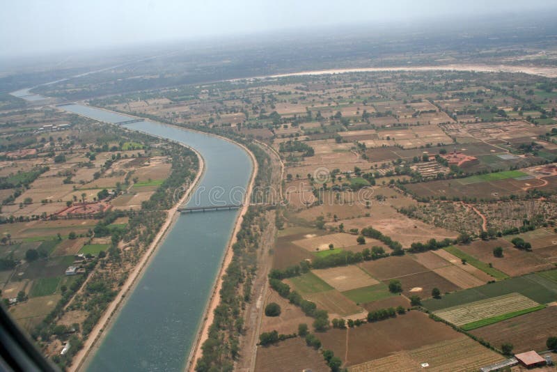 Canal da irrigação da vista aérea em India imagem de stock royalty free Canal da irrigação da vista aérea em India imagem de stock royalty free