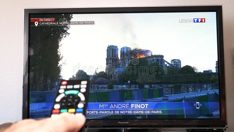 Canal da TV francesa TF1 transmitido ao vivo do incêndio da Notre-Dame de Paris fotografia de stock royalty free