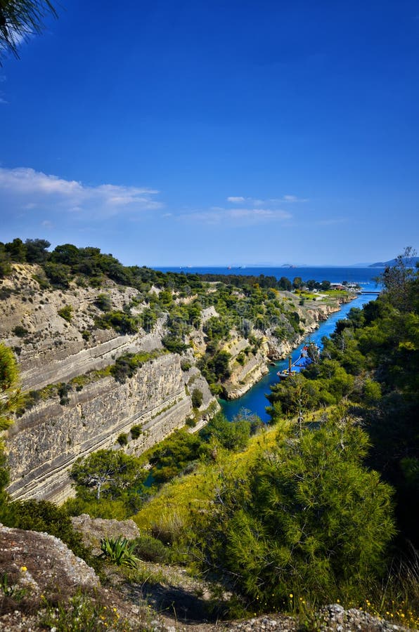 Canal de Corinthe, voie d'eau de marée à travers l'isthme de Corinthe en Grèce, adhérant au golfe de Corinthe avec le Golfe de Sa