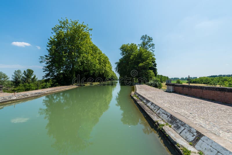 Canal De la Garonne dans Moissac, France image libre de droits Canal De la Garonne dans Moissac, France image libre de droits
