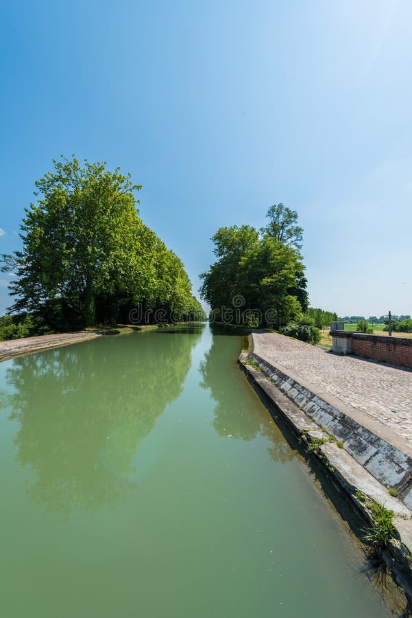 Canal De la Garonne dans Moissac, France photographie stock libre de droits Canal De la Garonne dans Moissac, France photographie stock libre de droits
