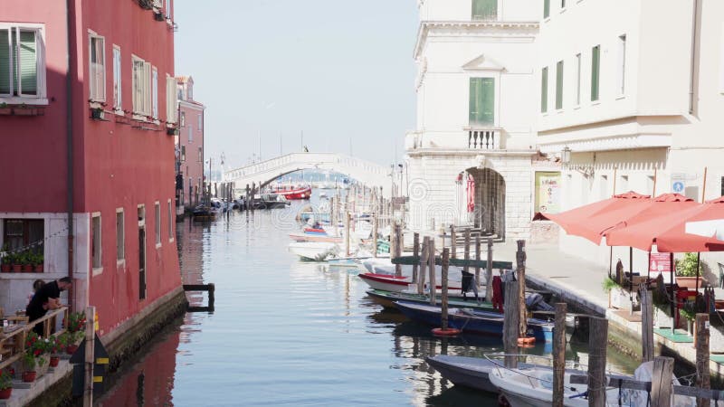 Canal de Riva Vena par beau temps dans la ville balnéaire de Chioggia au sud de Venise Italie clips vidéos