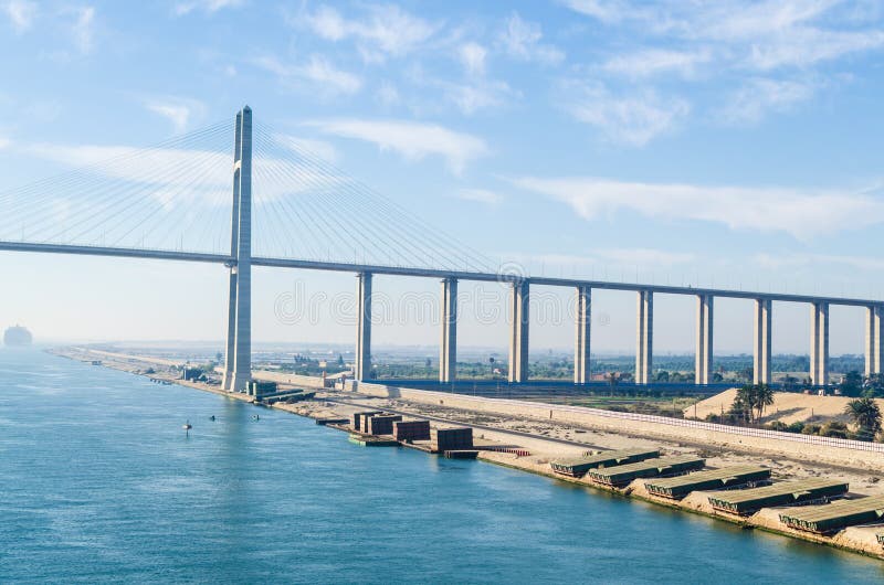 Canal de Suez, Egypte 5 novembre 2017 : Le pont en canal de Suez, également connu sous le nom d'Al Salam Bridge photo stock Canal de Suez, Egypte 5 novembre 2017 : Le pont en canal de Suez, également connu sous le nom d'Al Salam Bridge photo stock