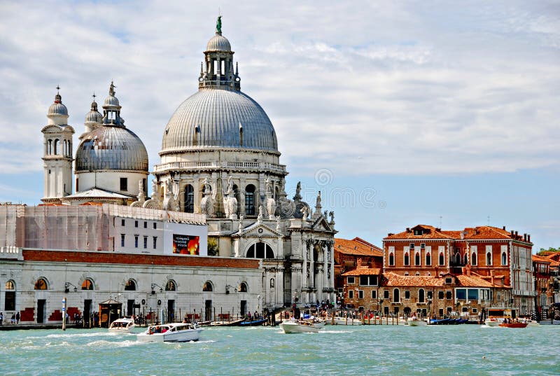 Canal di grandes y de la basílica Santa Maria della Salute imágenes de archivo libres de regalías Canal di grandes y de la basílica Santa Maria della Salute imágenes de archivo libres de regalías