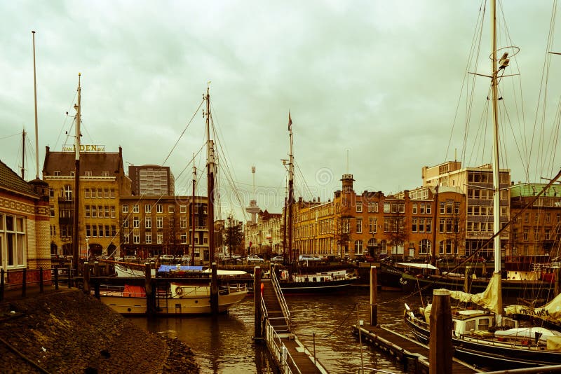 Canal do rio de Rotterdam, Holland Netherlands fotografia de stock royalty free Canal do rio de Rotterdam, Holland Netherlands fotografia de stock royalty free