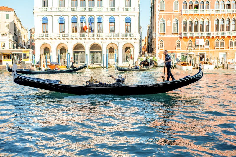 Canal grande con la gondola a Venezia immagini stock Canal grande con la gondola a Venezia immagini stock