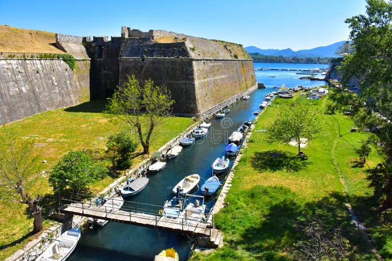 Canal grande fuori di vecchie pareti della fortezza di Corfù immagini stock Canal grande fuori di vecchie pareti della fortezza di Corfù immagini stock